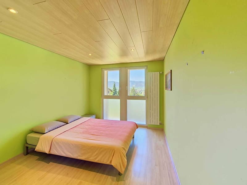 Individual villa with pool in residential area (8)