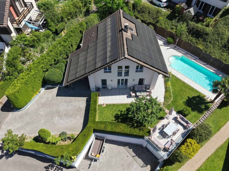 Individual villa with pool in residential area (2)