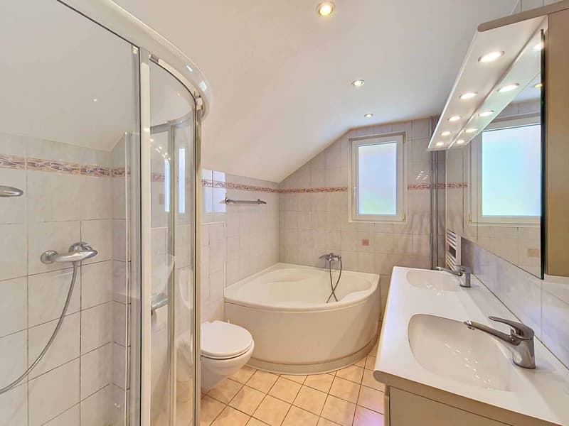 Individual villa with pool in residential area (9)