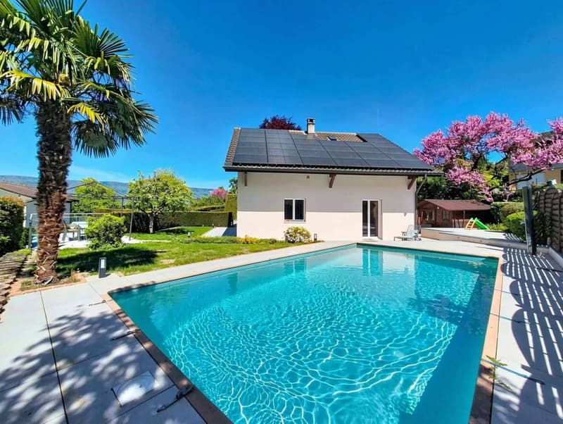 Individual villa with pool in residential area (3)
