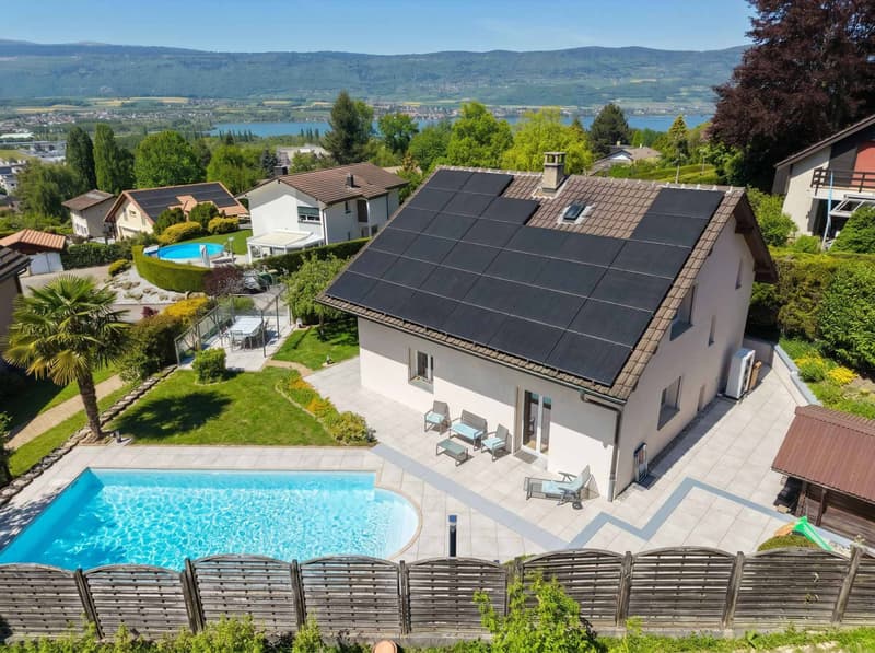 Individual villa with pool in residential area (1)