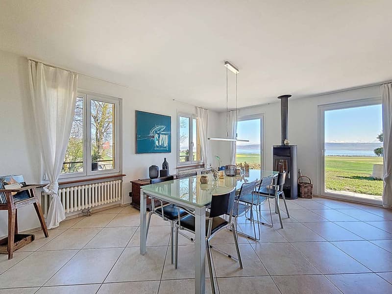 Charming villa with panoramic views of Lake Neuchâtel (5)