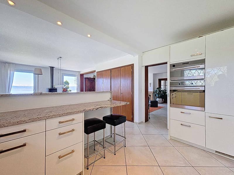 Charming villa with panoramic views of Lake Neuchâtel (4)