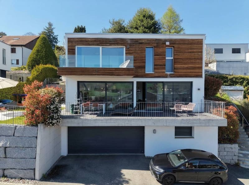 Contemporary architect-designed villa with spacious rooms (1)