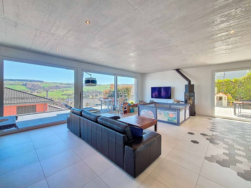 Contemporary architect-designed villa with spacious rooms (3)