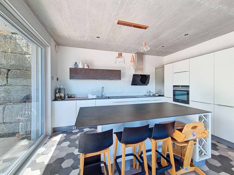 Contemporary architect-designed villa with spacious rooms (2)