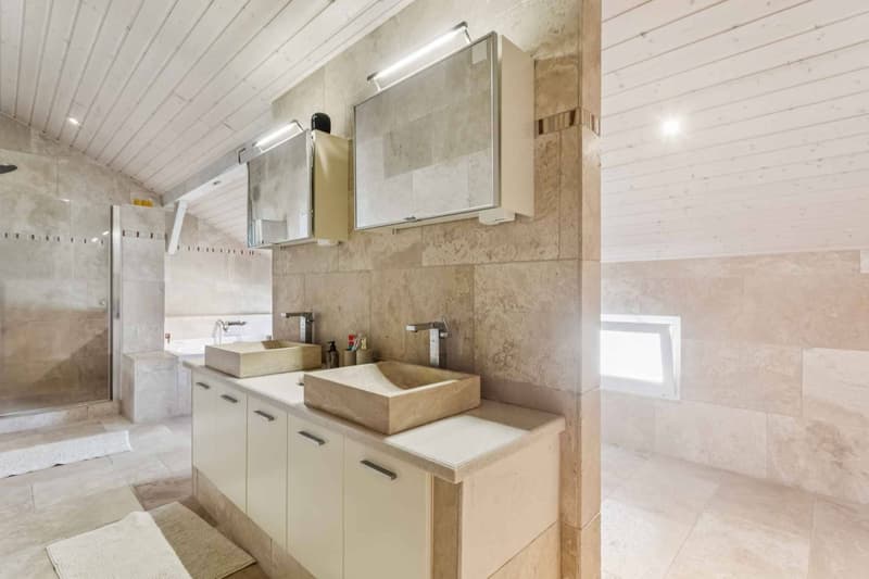 Propriété d'exception avec piscine intérieure et espace bien-être (10)