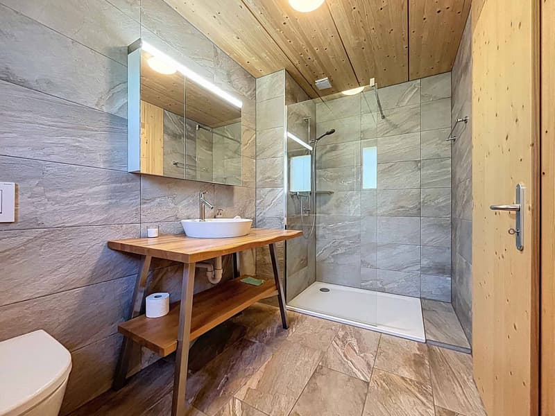 Chalet contemporaneo con vista libera sulle montagne (7)