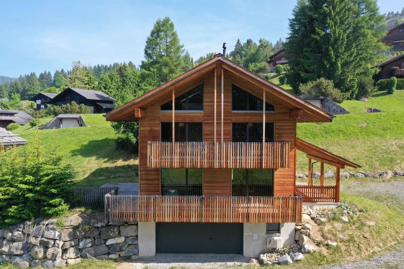 Chalet contemporaneo con vista libera sulle montagne (2)