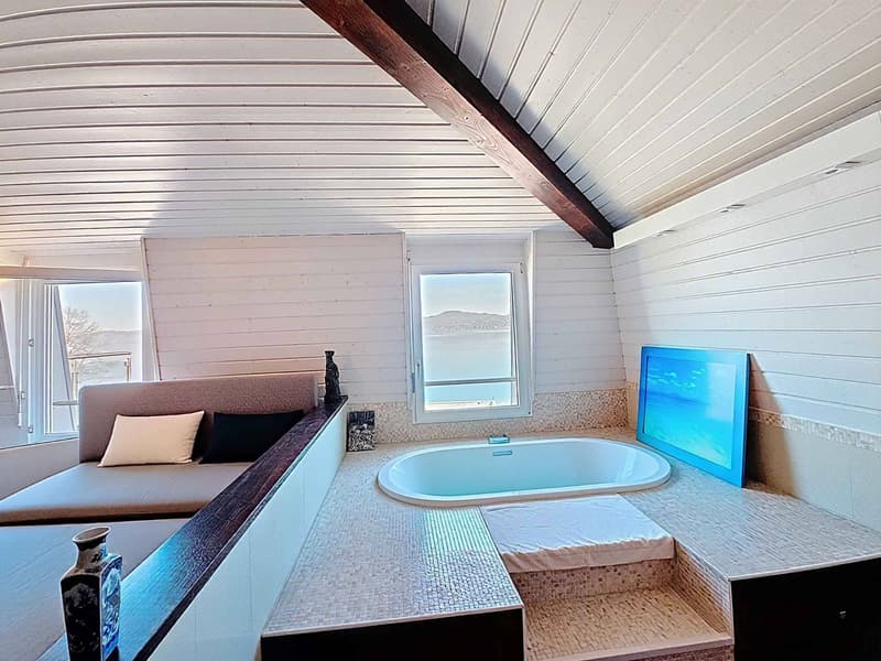 Bright attic apartment with breathtaking view of the lake (7)