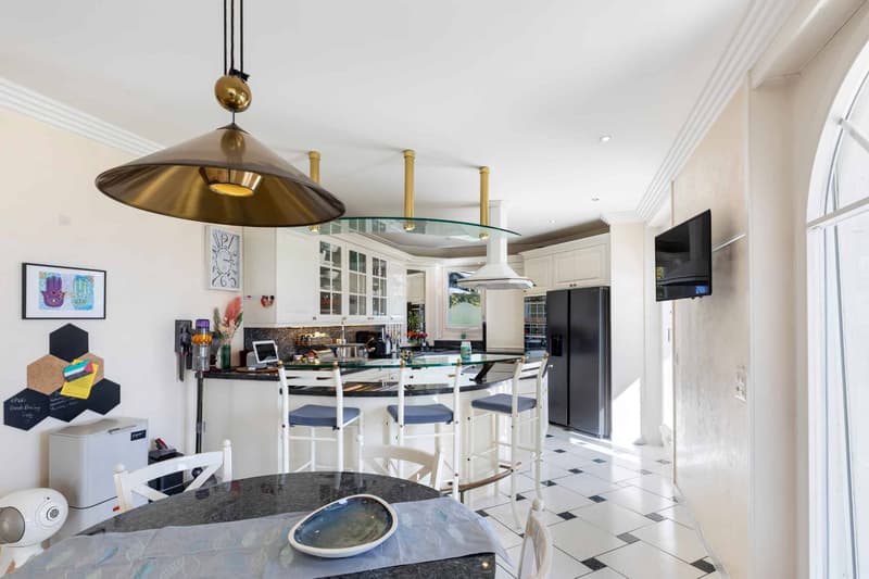 Unique Property of 8.5 rooms with panoramic view and pool (4)