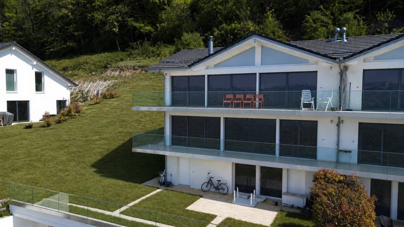 Schöne Familienvilla mit Panoramablick auf den See und die Alpen (13)