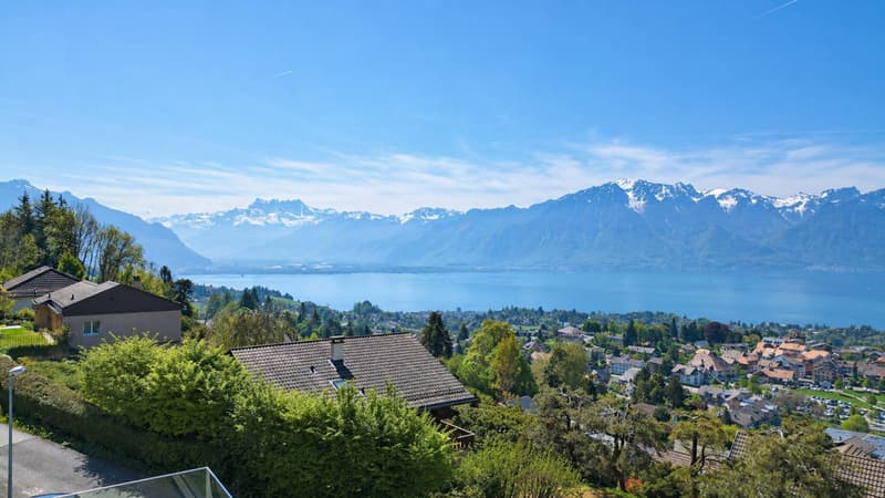 Schöne Familienvilla mit Panoramablick auf den See und die Alpen (4)