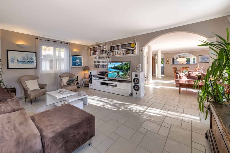 Magnifique villa familiale avec piscine et vue lac (5)