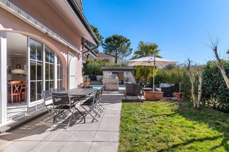 Magnifique villa familiale avec piscine et vue lac (3)