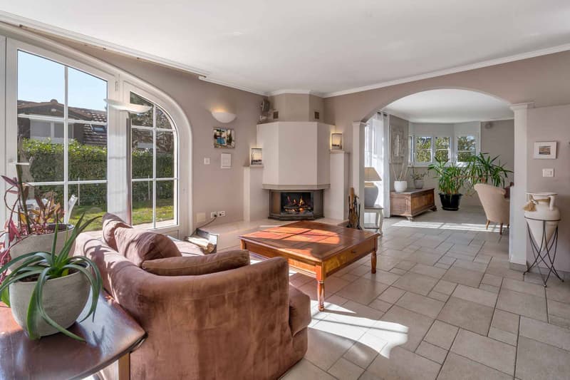 Magnifique villa familiale avec piscine et vue lac (2)
