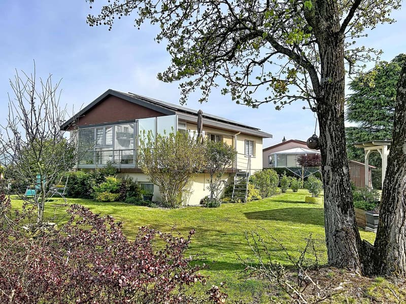 Schöne 5.5-Zimmer-Villa mit Garten und geräumigen Räumen (2)