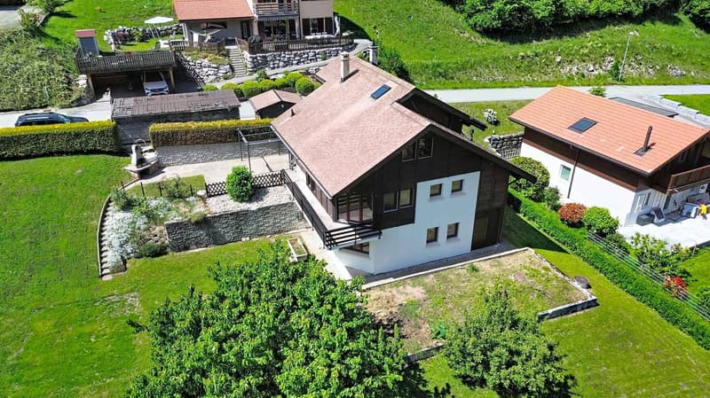 Charming 5-room property with breathtaking views of the mountains (2)