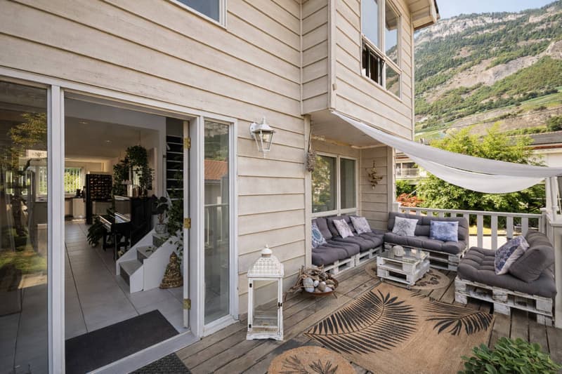 Canadian house in the heart of a green setting (11)
