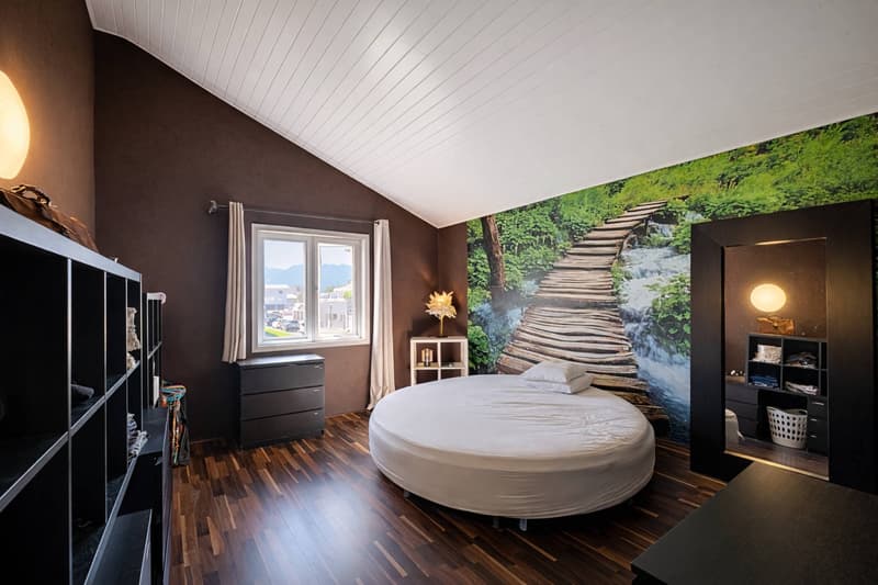 Canadian house in the heart of a green setting (9)