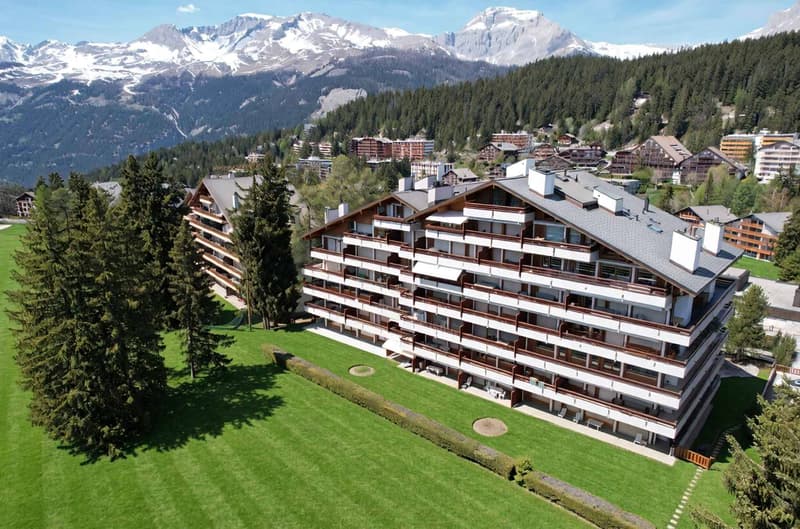 6.5-room attic apartment facing the golf course with superb views + studio (1)