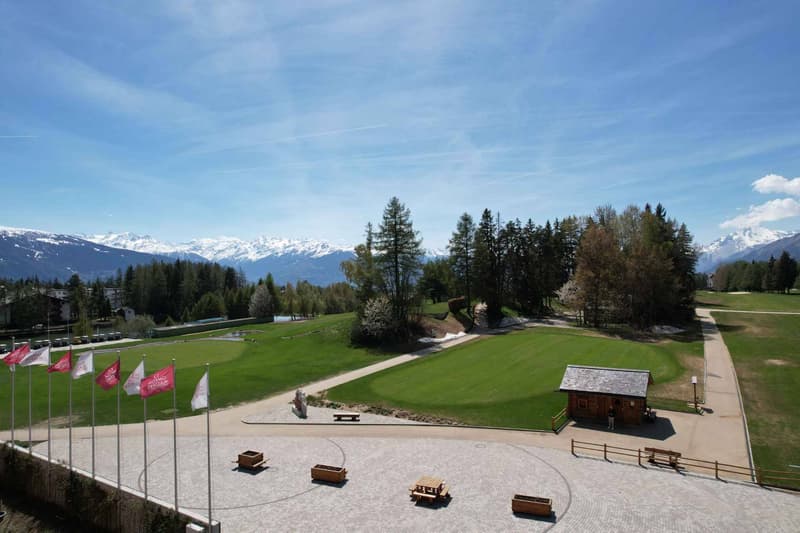 Exceptional situation - 4.5 rooms with breathtaking views of the golf course and independent studio (11)