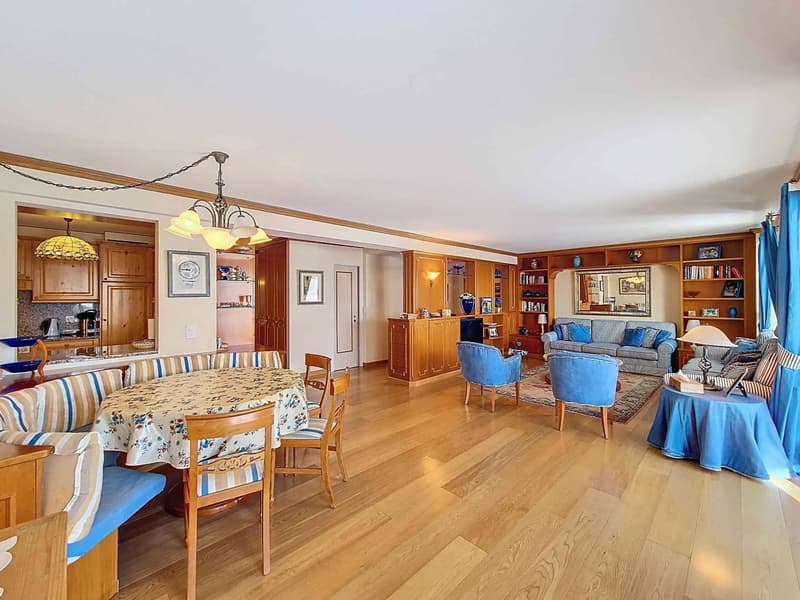 Spacious 7.5 room apartment ideally located in the heart of the station (3)
