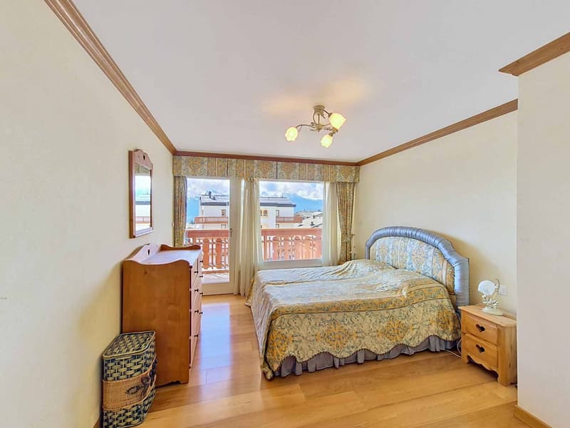 Spacious 7.5 room apartment ideally located in the heart of the station (9)