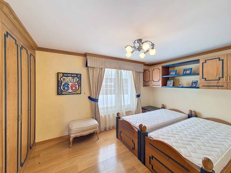 Spacious 7.5 room apartment ideally located in the heart of the station (7)