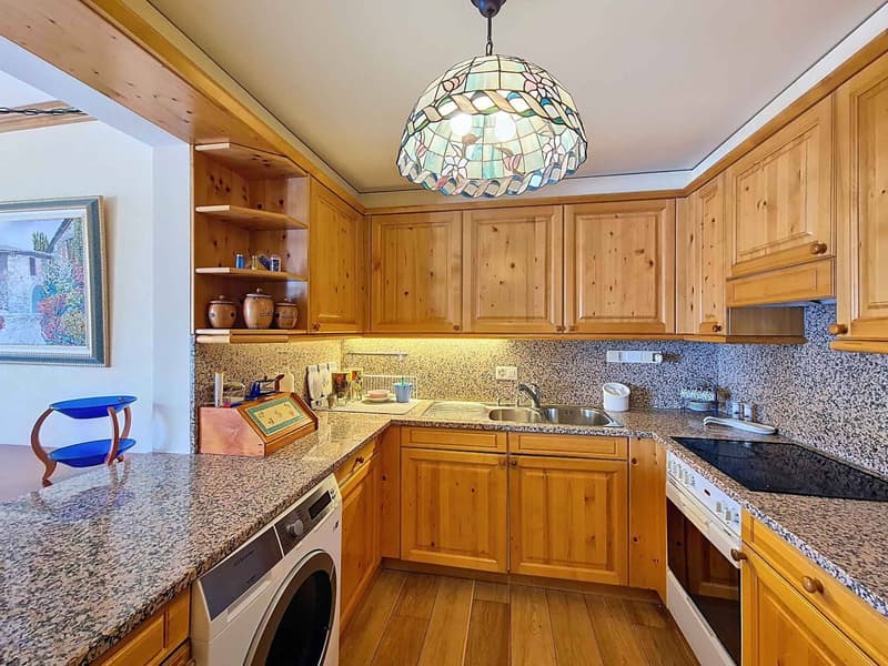 Spacious 7.5 room apartment ideally located in the heart of the station (4)