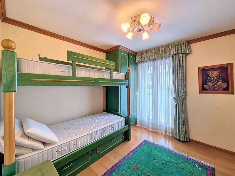 Spacious 7.5 room apartment ideally located in the heart of the station (5)
