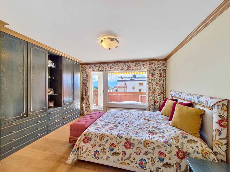 Spacious 7.5 room apartment ideally located in the heart of the station (6)