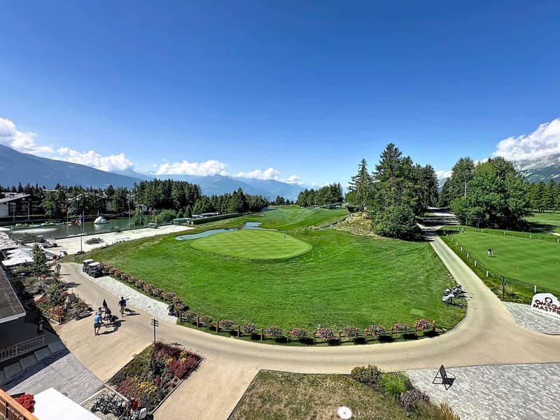 Situation exceptionnelle - 4.5 pièces AVEC VUE IMPRENABLE SUR LE GOLF ET STUDIO INDÉPENDANT (3)