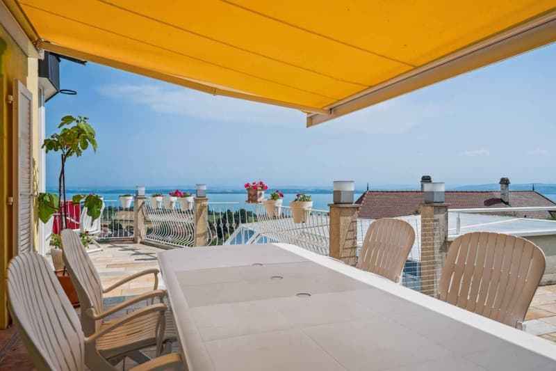 Villa familiare con panorama unico sul lago di Neuchâtel e le Alpi (9)
