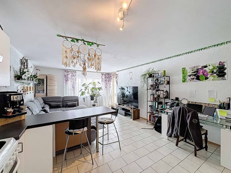 Elegant 2.5-room apartment with balcony in a peaceful setting (2)