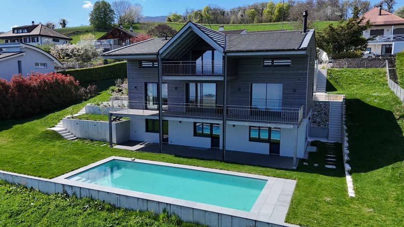 Exceptional villa suspended between lake and Alps (1)