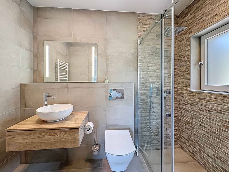 High-standard villa in the heart of the vineyards with breathtaking lake views (10)