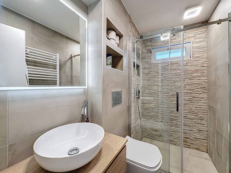 High-standard villa in the heart of the vineyards with breathtaking lake views (11)