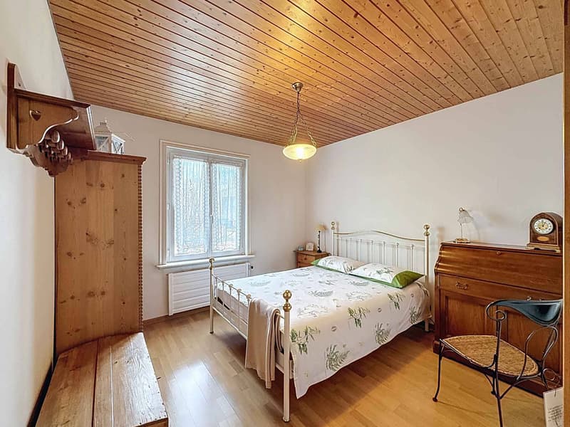 Familienvilla mit Pool und Außenflächen (4)