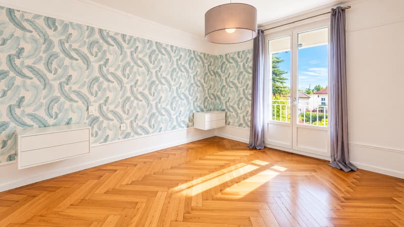 Villa de caractère avec jardin arborisé et échappée sur le lac et les Alpes (6)