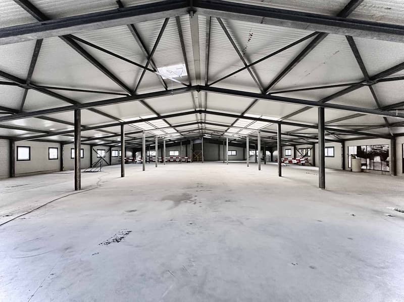 Halle industrielle de 2350 m2 à vendre à Sion région (1)