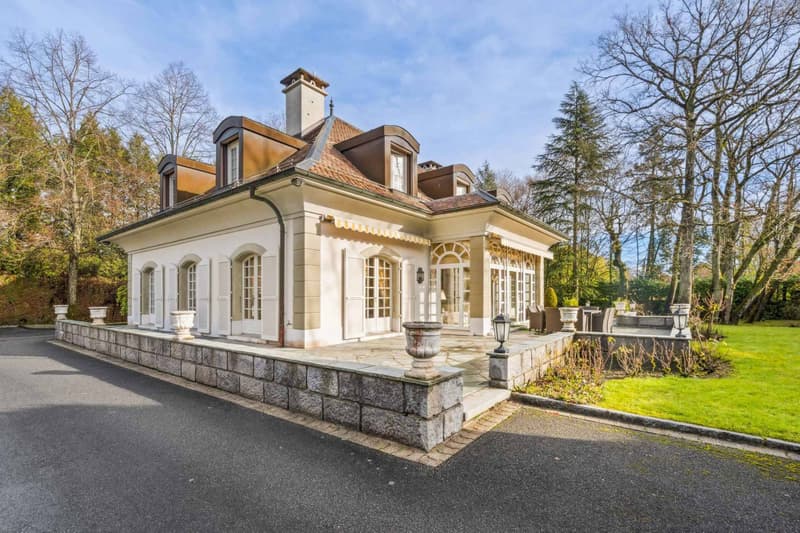 Prestigious property in a quiet location, just two steps from the city center (9)