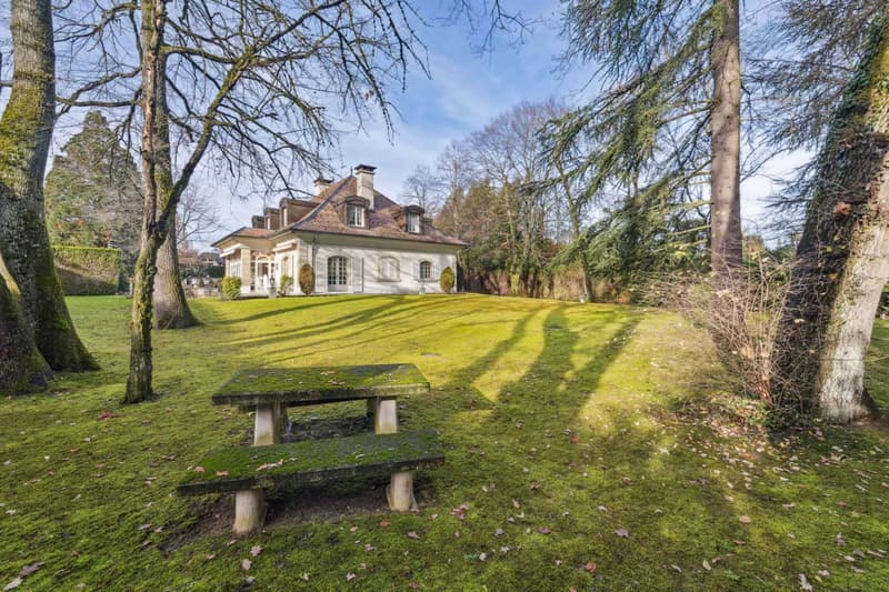 Prestigious property in a quiet location, just two steps from the city center (8)