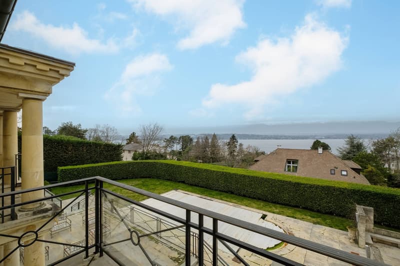 Spacious master house divided into 2 apartments with lake view (3)