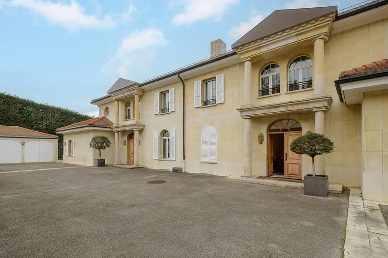 Spacious master house divided into 2 apartments with lake view (2)