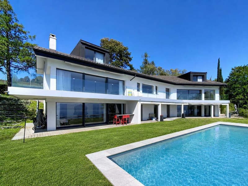 Superbe propriété rénovée avec piscine et vue imprenable (1)
