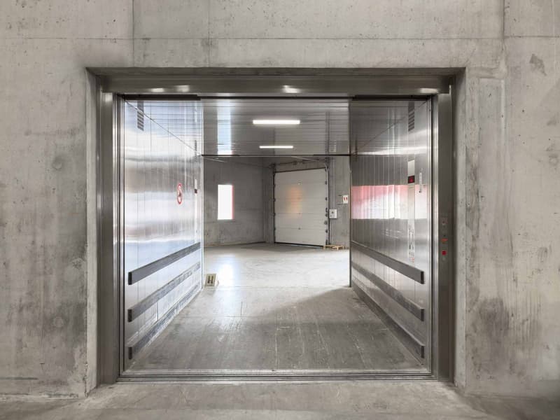 Logistics Warehouse - equipped with racks - access to loading quays (5)
