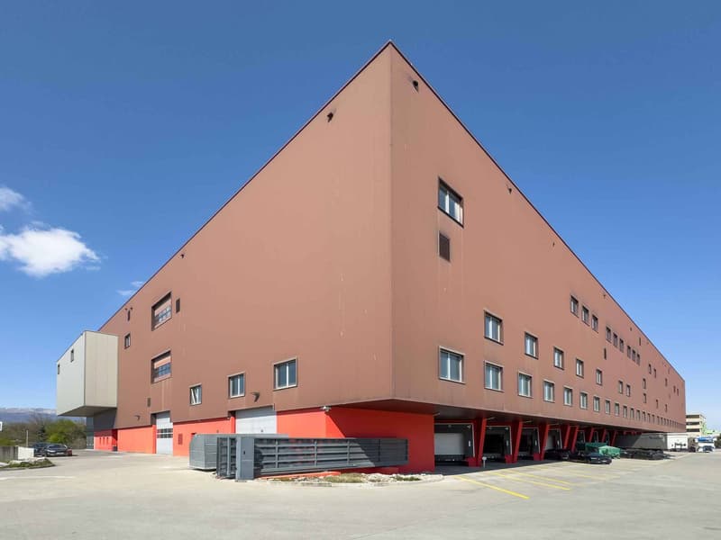 Logistics Warehouse - equipped with racks - access to loading quays (2)