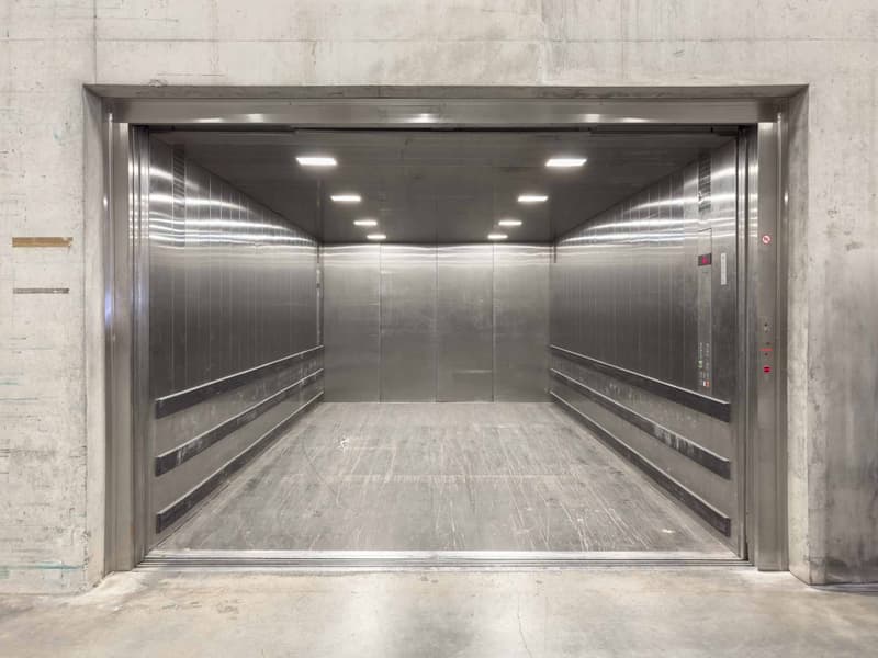 Logistics Warehouse - equipped with racks - access to loading quays (4)