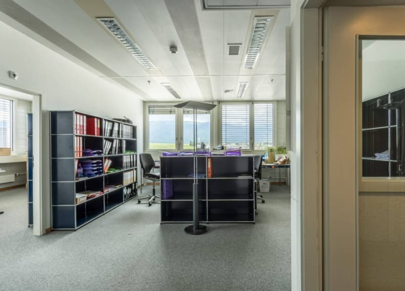 Offices of 130 m2 in the FTI Zone (3)